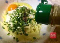 Illustration of how to make egg and potato shredded cakes 4