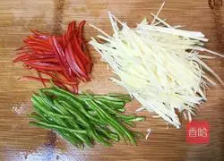 Illustration of how to make shredded pork with ginger 2