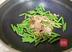 How to stir-fry pork with beans Illustration 8