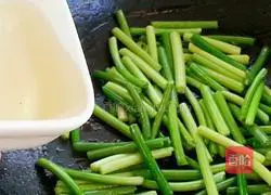 Illustration of how to make fried eggs with garlic sprouts 10
