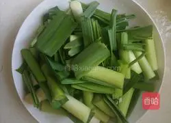 Illustration of how to make fried pork with green garlic 1