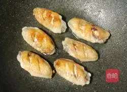 Illustration of how to make oyster sauce chicken wing bento 5