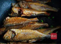 Illustration of how to make yellow croaker with salt, pepper, chives and onions 5