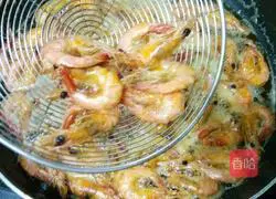 Illustration of how to make stir-fried shrimps in a typhoon shelter 6
