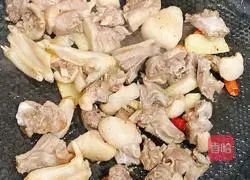 How to stir-fry duck meat with onions Illustration 8