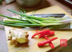 Illustration of how to make spicy saliva fish 5