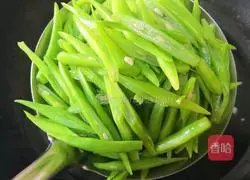 Illustration of how to make minced pork and green beans and shredded green beans 4