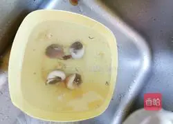 How to stir-fry fragrant snails with green peppers Illustration 1