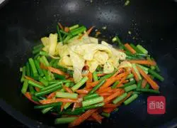 Illustration of how to make fried shredded eggs with garlic moss 5