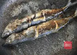 Illustration of how to stew fish in an iron pot 6