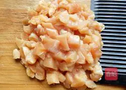 Illustration of how to cook diced chicken with king oyster mushrooms 4