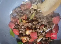 Illustration of how to make beef stew with carrots and potatoes 4