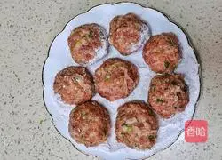 Important illustration of how to make Qiankun meatballs that are crispy on the outside and tender on the inside 7