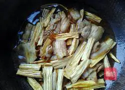 Illustration of how to make braised pork with yuba 12