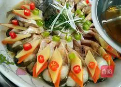 Illustrations of how to open a peacock's tail 10