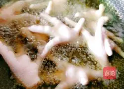 Illustration of how to make tiger skin chicken feet 3