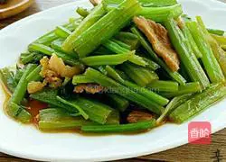 Illustration of how to make fried meat with celery 6