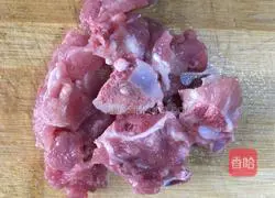 Illustration of how to make braised pork with longan, wolfberry and American ginseng 2