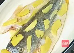 Illustration of how to make steamed yellow croaker 10