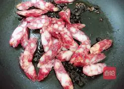 Illustration of how to stir-fry sausages with black beans and garlic sprouts 6