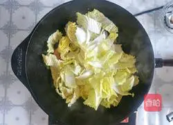Illustration of how to make Chinese stir-fry shrimp and cabbage in iron pot 7