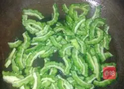 Illustration of how to make fried pork ribs with bitter melon 3