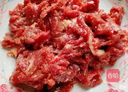 Illustration of how to make stir-fried beef with lotus root 2