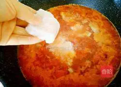 Illustration of how to make tomato fish soup 12