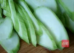 Illustration of how to make loofah lean meat porridge 2