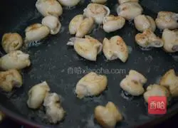 Illustration of how to make fried sausage with double peppers 5