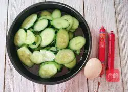 Illustration of how to make cucumber, ham and scrambled eggs 1