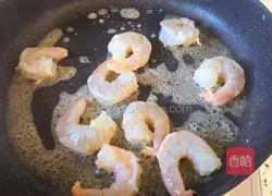Illustration of how to make fried eggs with shrimps 8