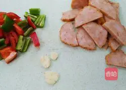 Illustration of how to make chili fried meat rolls 2