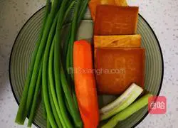Illustration of how to make stir-fried dried tofu with garlic moss 1