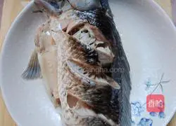 Illustration of how to make steamed crucian carp 8