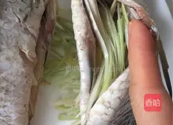 Illustration of how to make crucian carp with chopped pepper 3