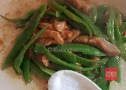 Illustration of how to stir-fry shredded pork with green pepper 10