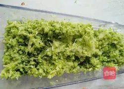 Illustration of how to make broccoli and egg fried rice 2