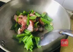 Illustration of how to make fried bacon with celery 6
