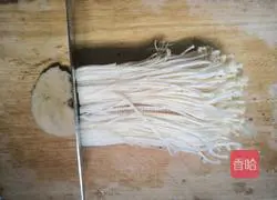 Stir-fried fat beef Illustration of how to make enoki mushrooms 1