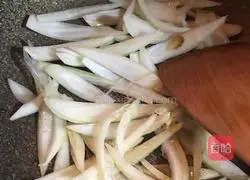 Illustration of how to cook pork trotters with Laba garlic 3