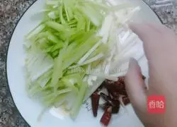 Illustration of how to make shredded chive pork 2