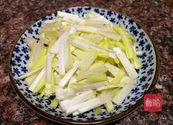 Illustration of how to make fried shredded pork with chives 2