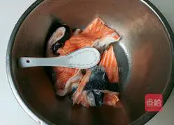 Illustration of how to make white wine salmon bones 7