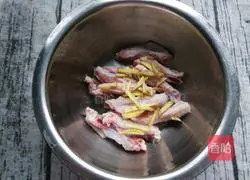 Illustration of how to make steamed chicken wings and enoki mushrooms 5