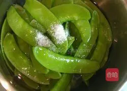 Illustration of how to make snow pea meatballs 3