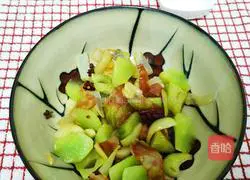 Illustration of how to make instant stir-fried sausages with green bamboo shoots in ten minutes 6