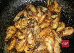 Illustration of how to fry shrimps in oil 6