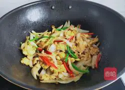 Illustration of how to make scrambled eggs with onions 9