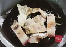 Illustration of how to make pan-fried grass carp cubes 7